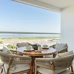 Luxury Apartment Suite Lake View 2 Min Airport