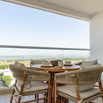 Luxury Apartment Suite Lake View 2 Min Airport