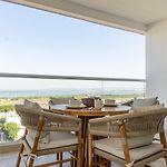 Luxury Apartment Suite Lake View 2 Min Airport
